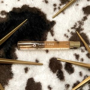 Marc Jacobs Daisy Love travel spray